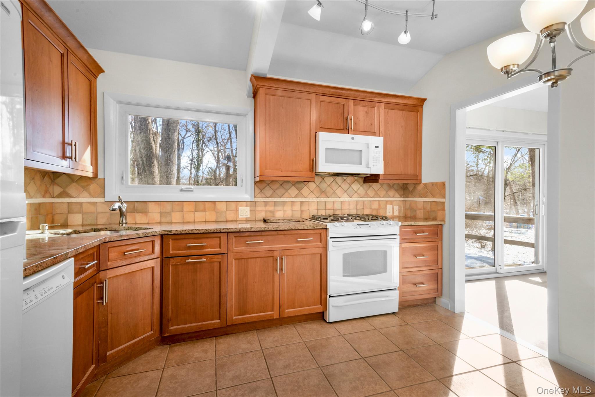 25 Wood Hollow Lane, New Rochelle, NY 10804