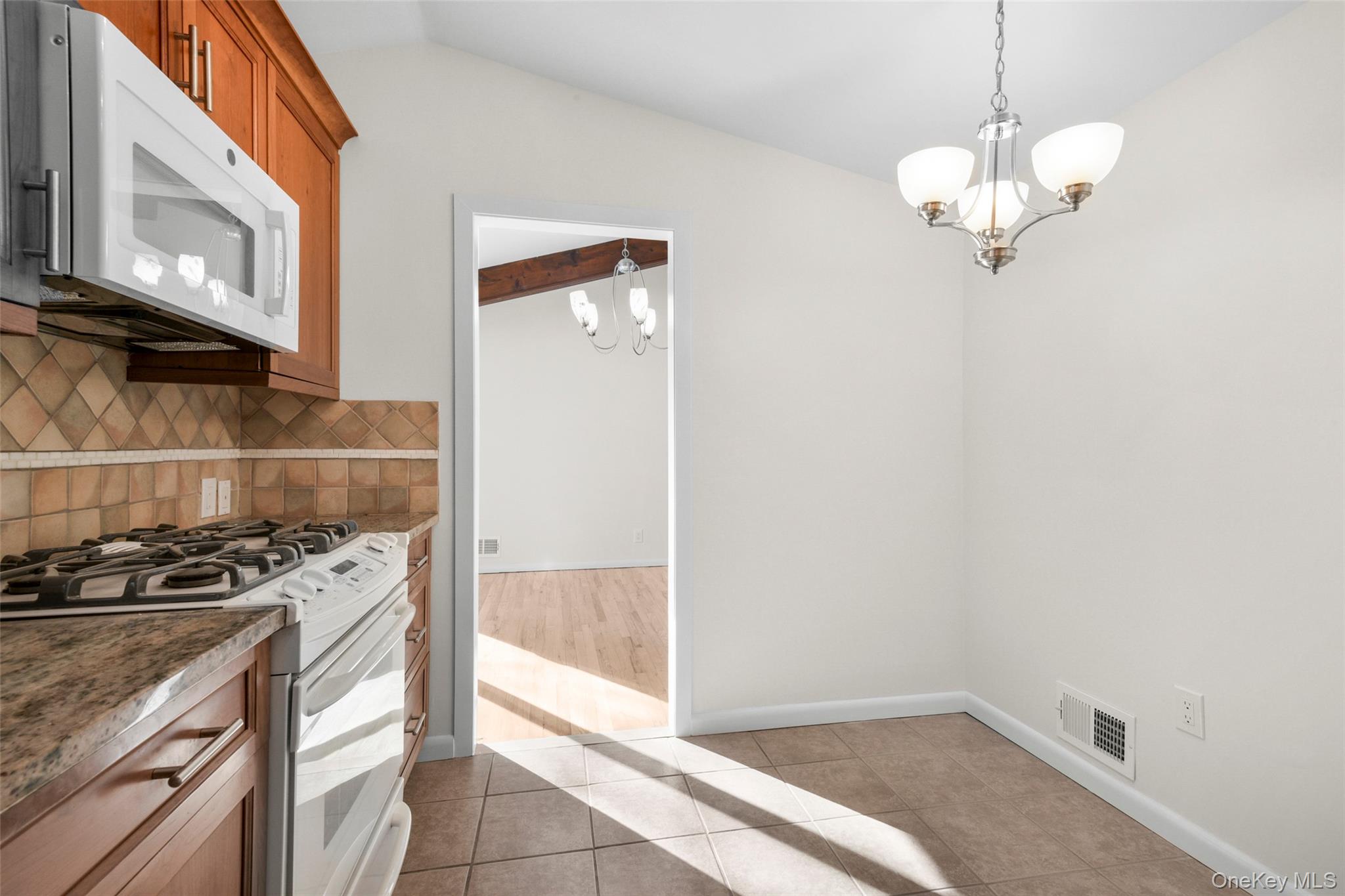 25 Wood Hollow Lane, New Rochelle, NY 10804