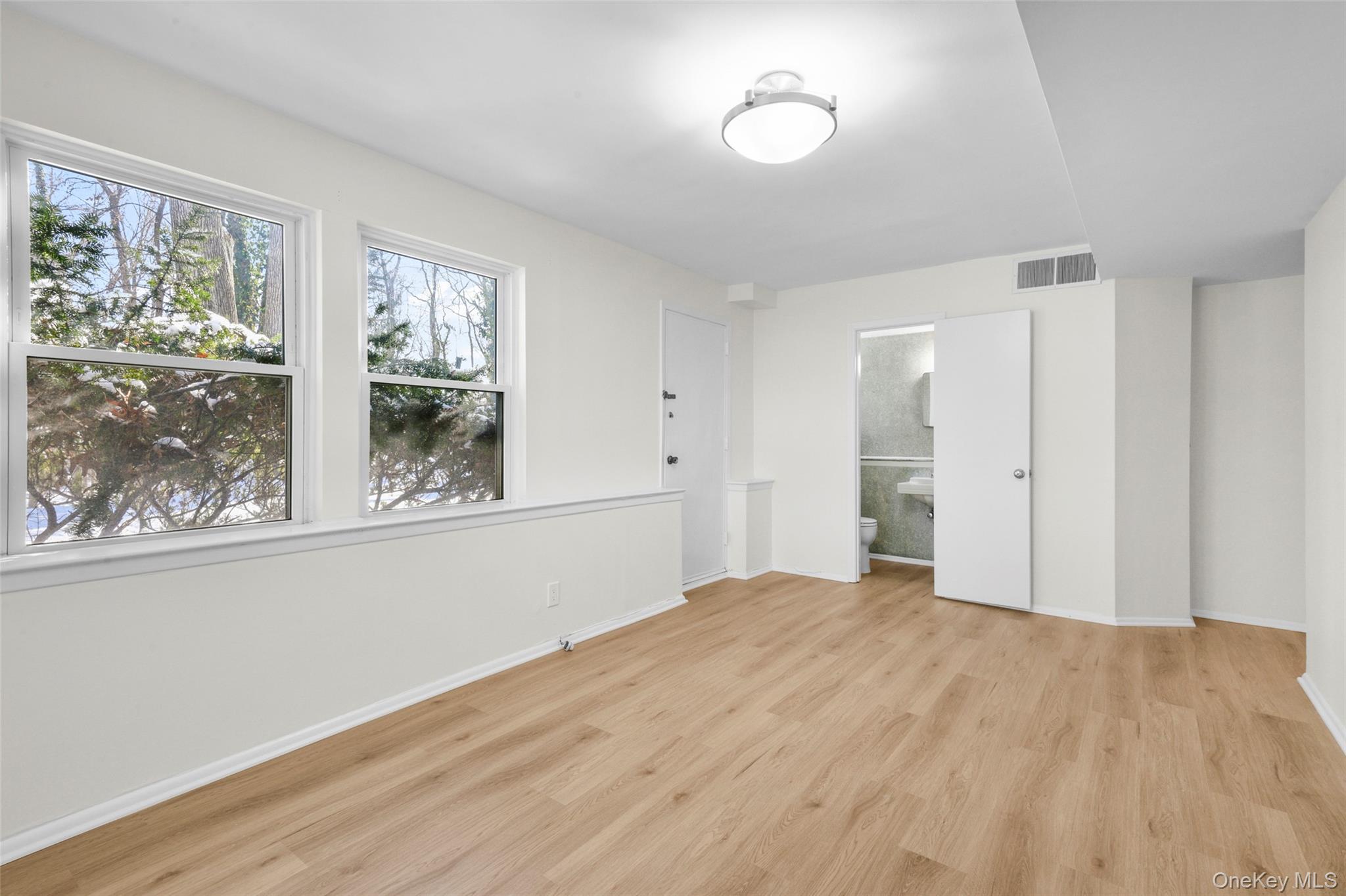 25 Wood Hollow Lane, New Rochelle, NY 10804