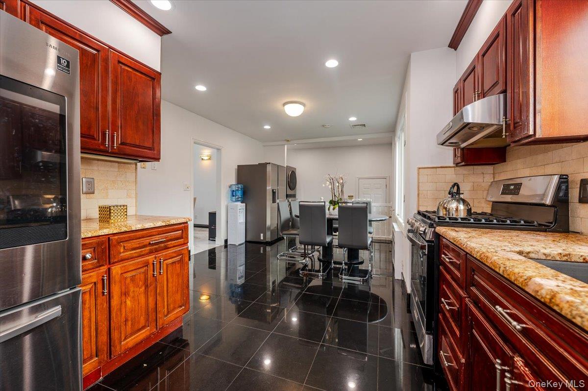 18 Locust Drive, Great Neck, NY 11021