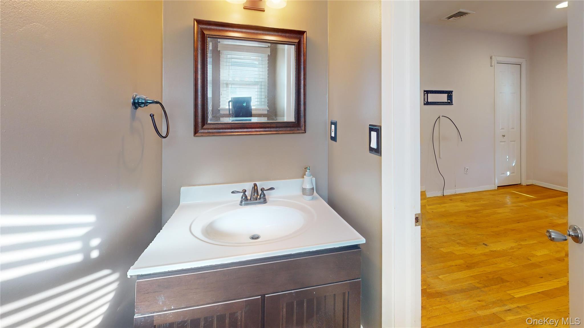 8 Pleasant Avenue, Farmingdale, NY 11735