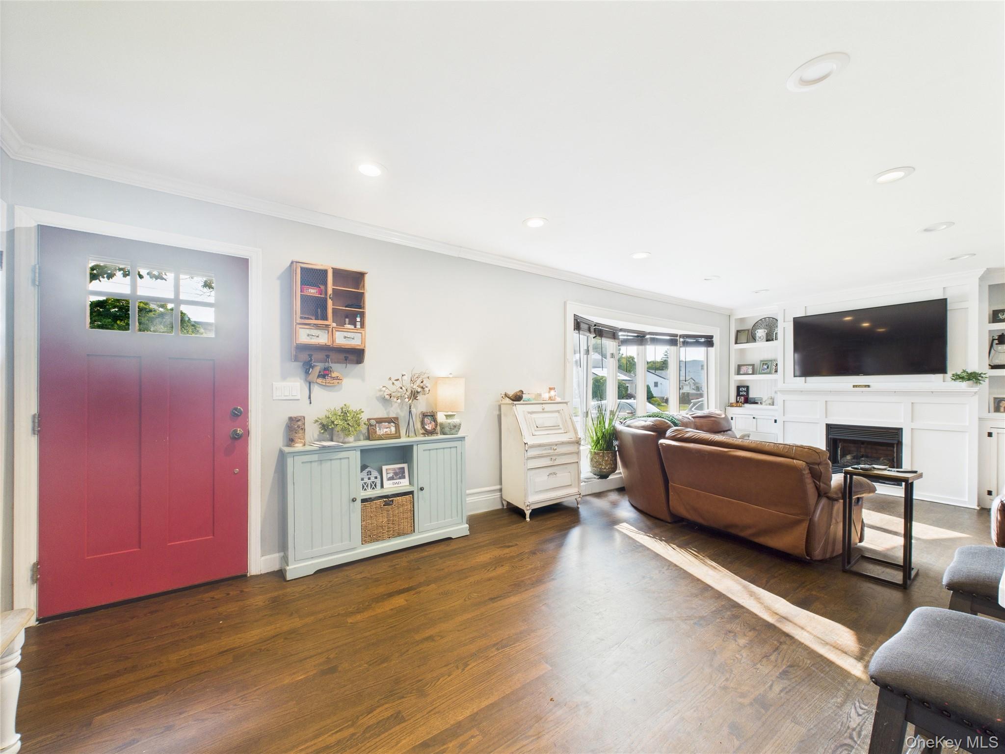 554 S 8th Street, Lindenhurst, NY 11757