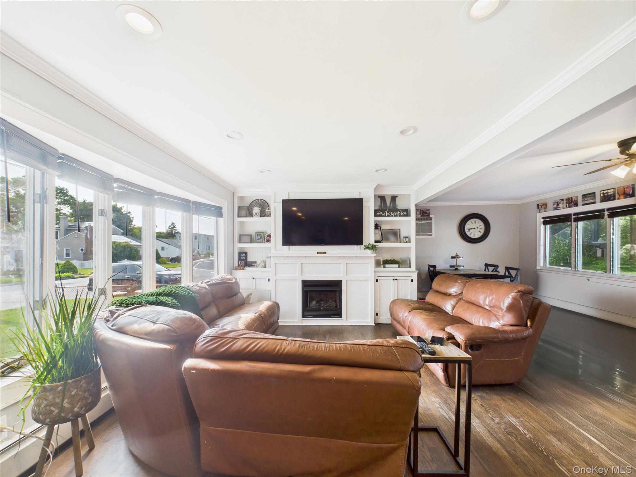 554 S 8th Street, Lindenhurst, NY 11757