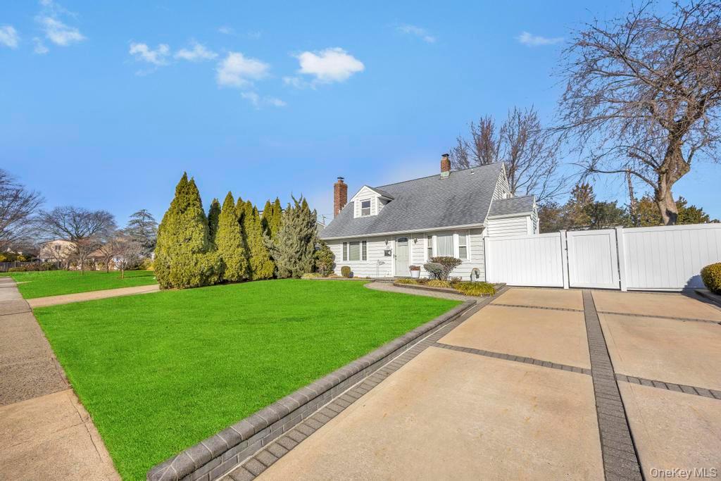 23 Haven Lane, Levittown, NY 11756