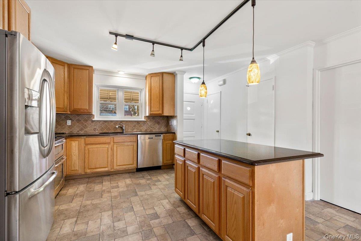 238A Throggs Neck Boulevard # A, Bronx, NY 10465