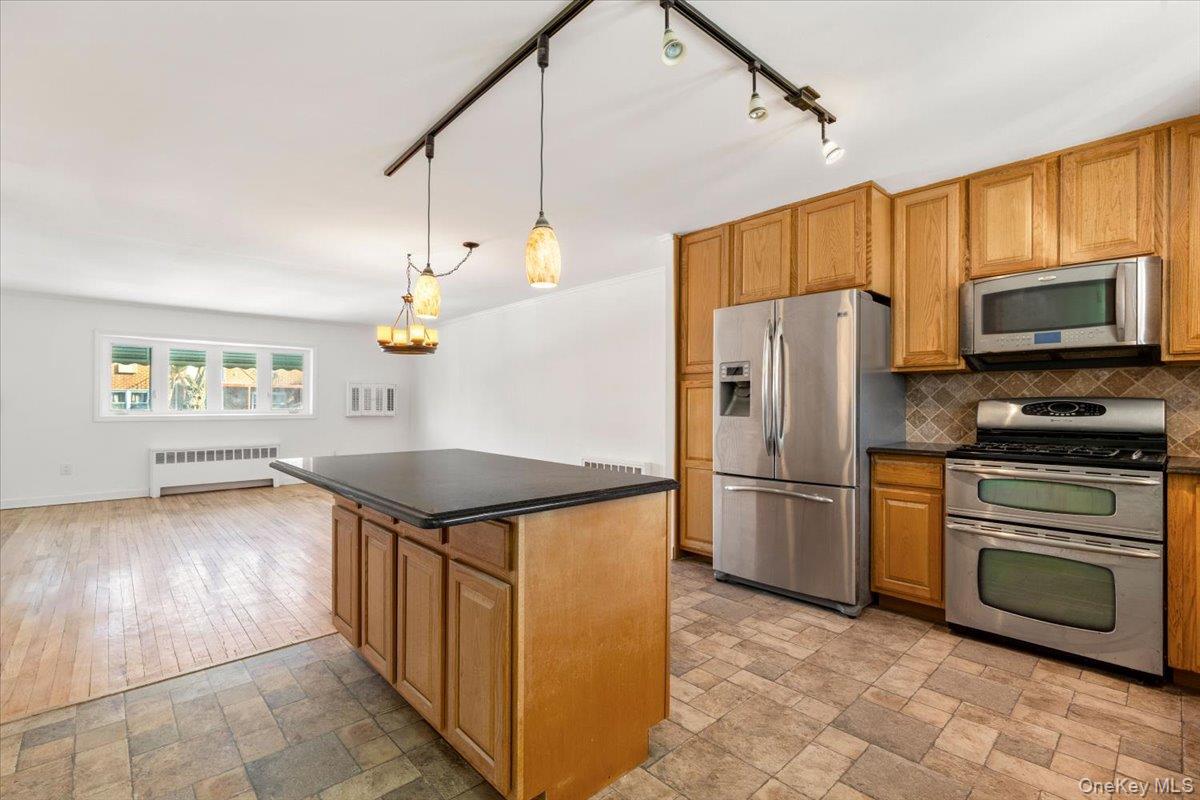 238A Throggs Neck Boulevard # A, Bronx, NY 10465