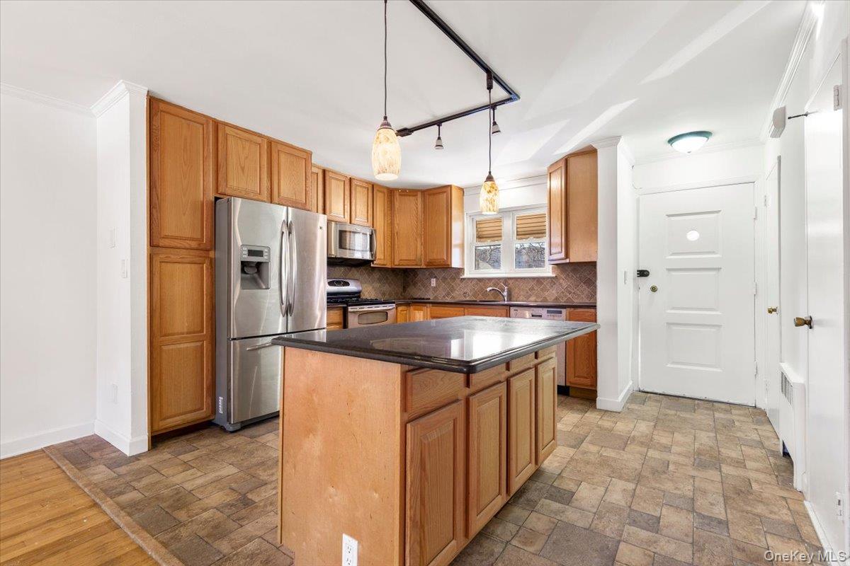 238A Throggs Neck Boulevard # A, Bronx, NY 10465