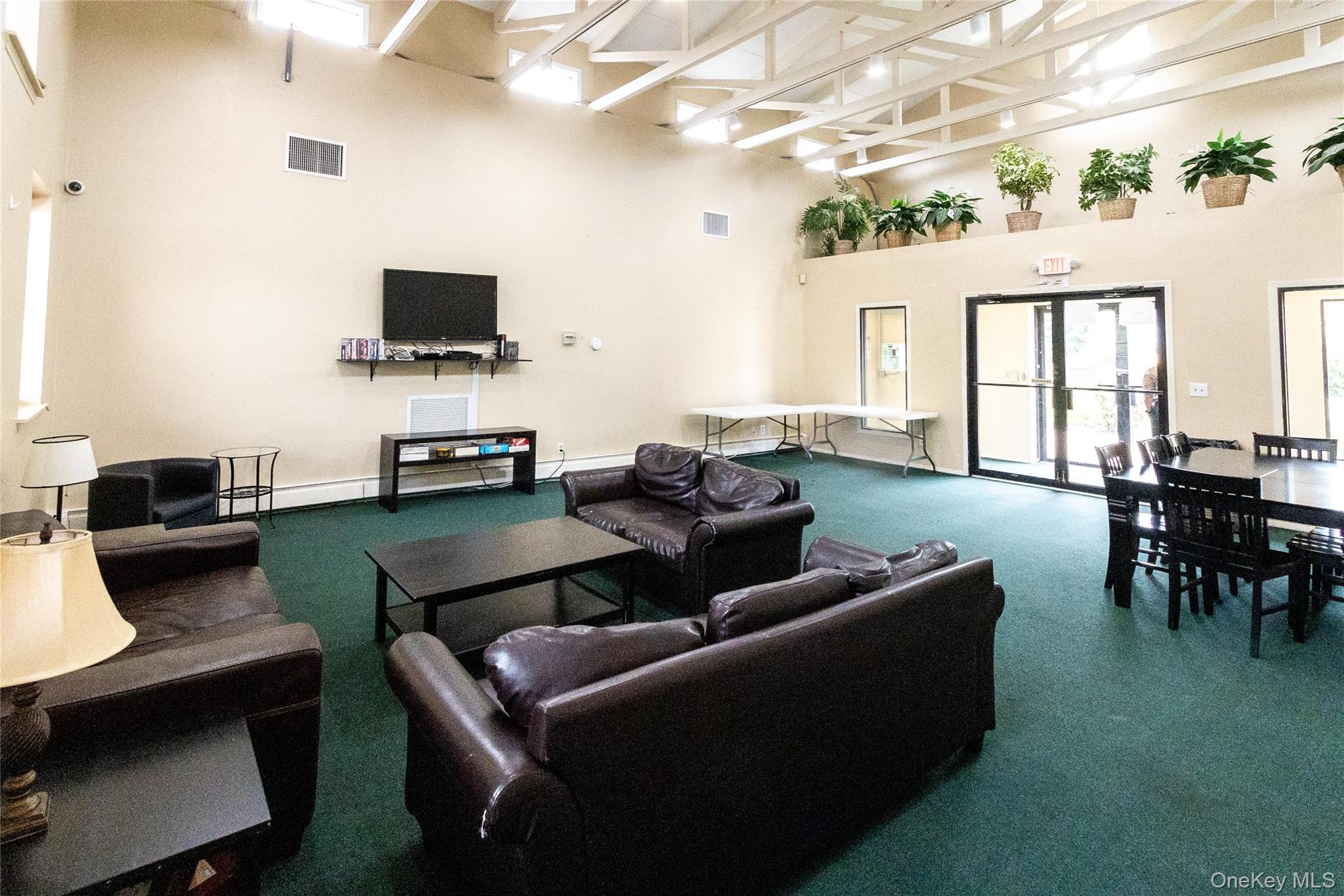 2449 F Union Boulevard # 9B, Islip, NY 11751