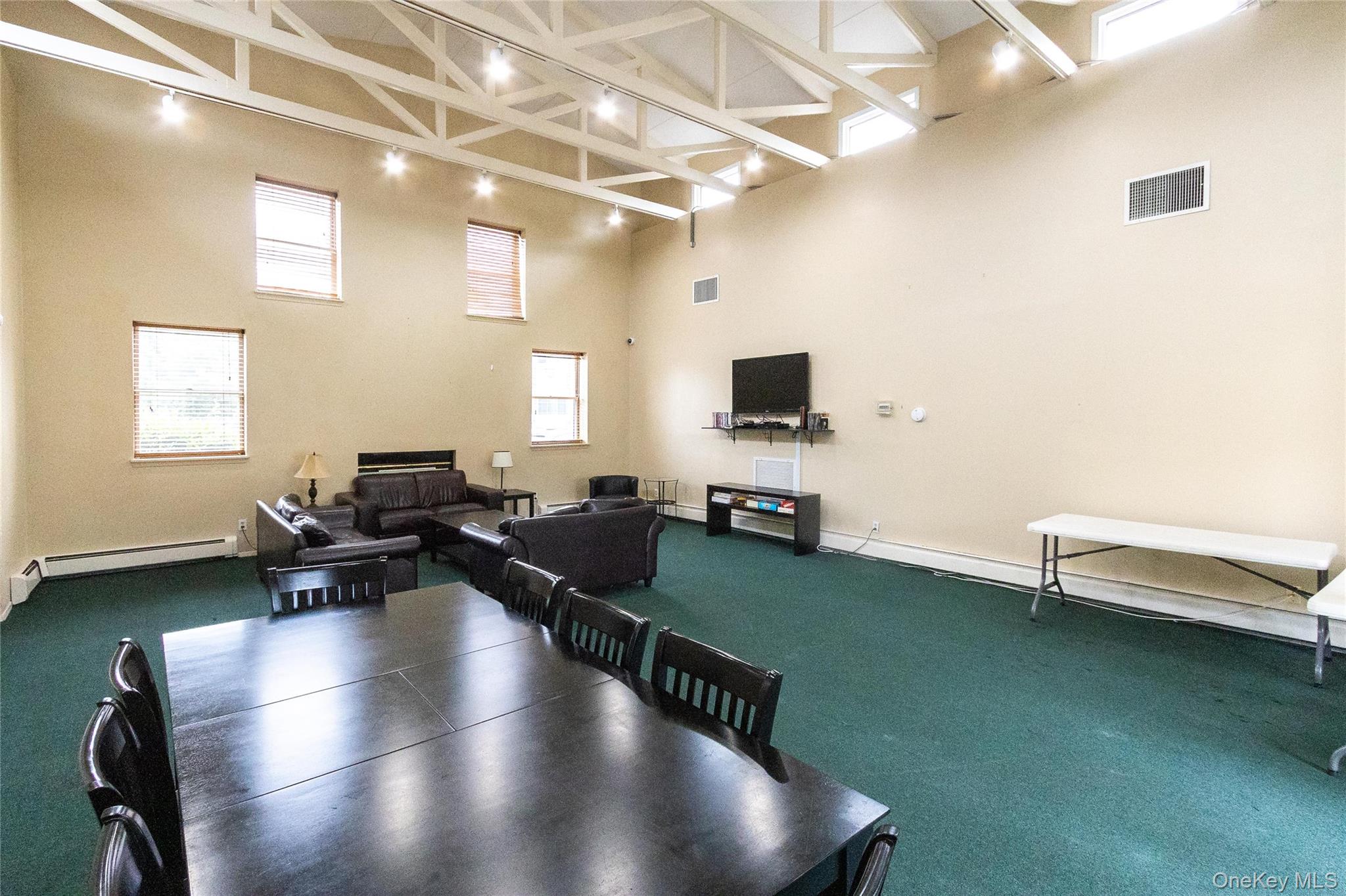 2449 F Union Boulevard # 9B, Islip, NY 11751