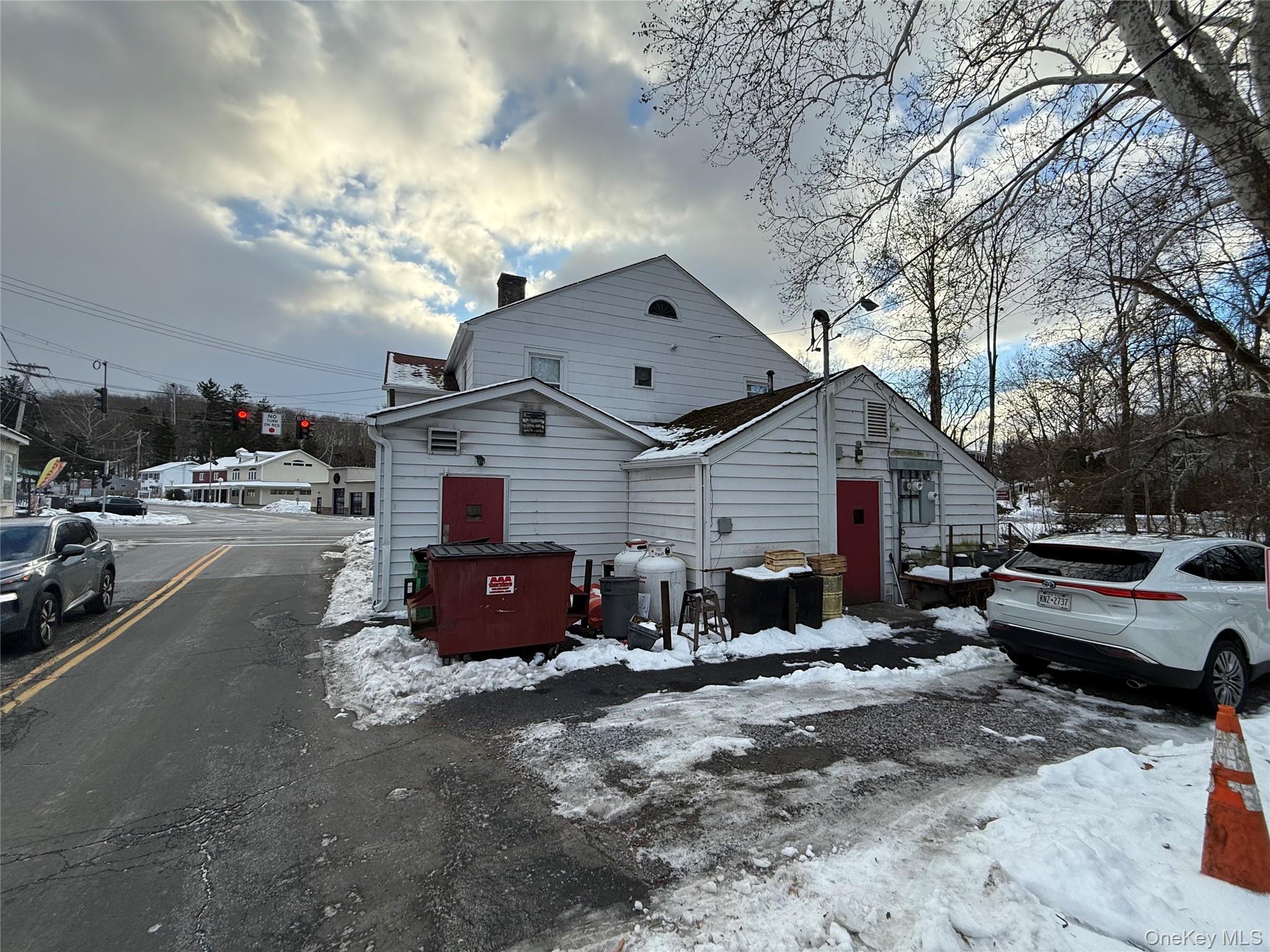 1 Oscawana Lake Road, Putnam Valley, NY 10579