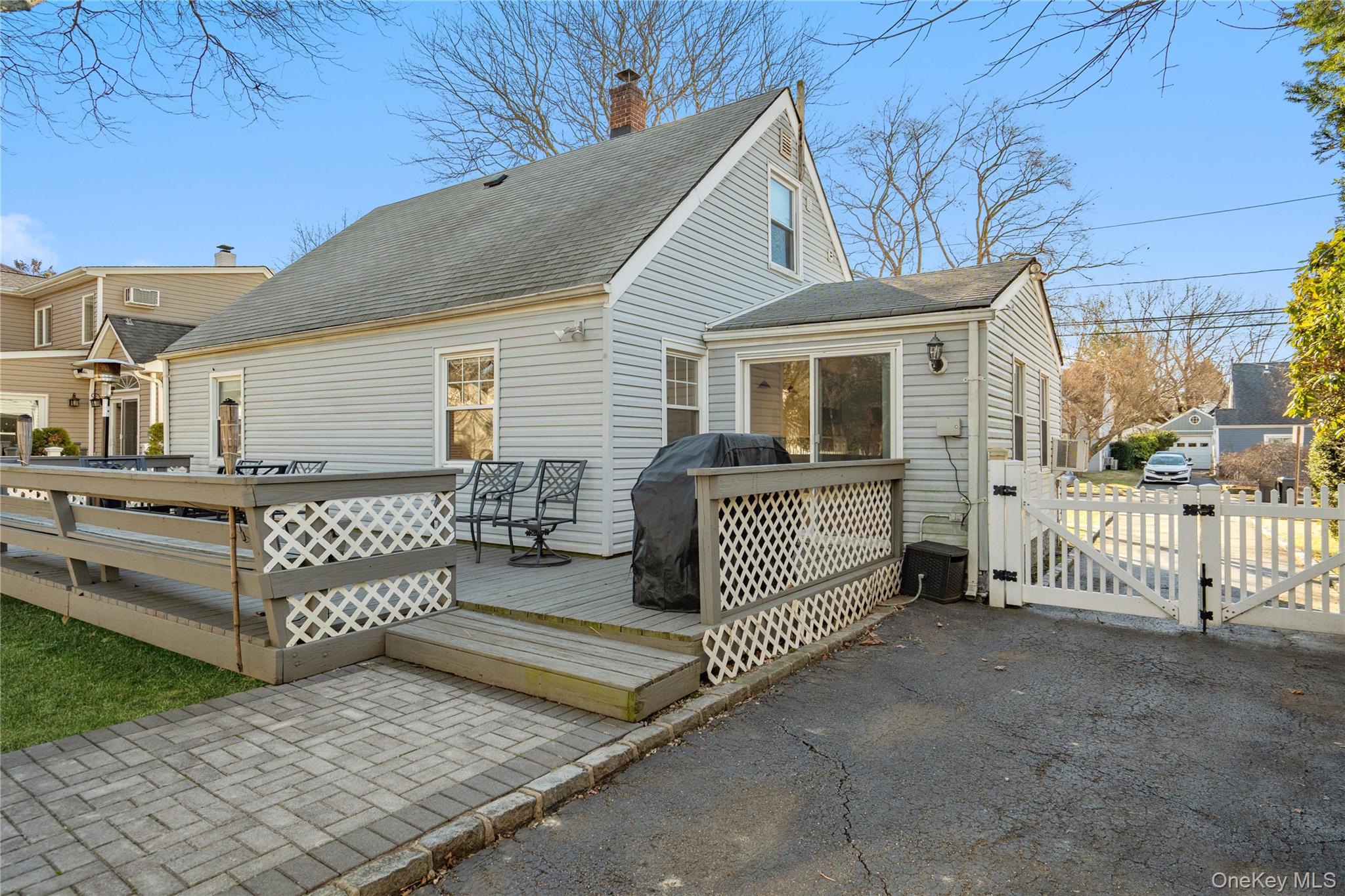 23 Harvard Street, Roslyn Heights, NY 11577