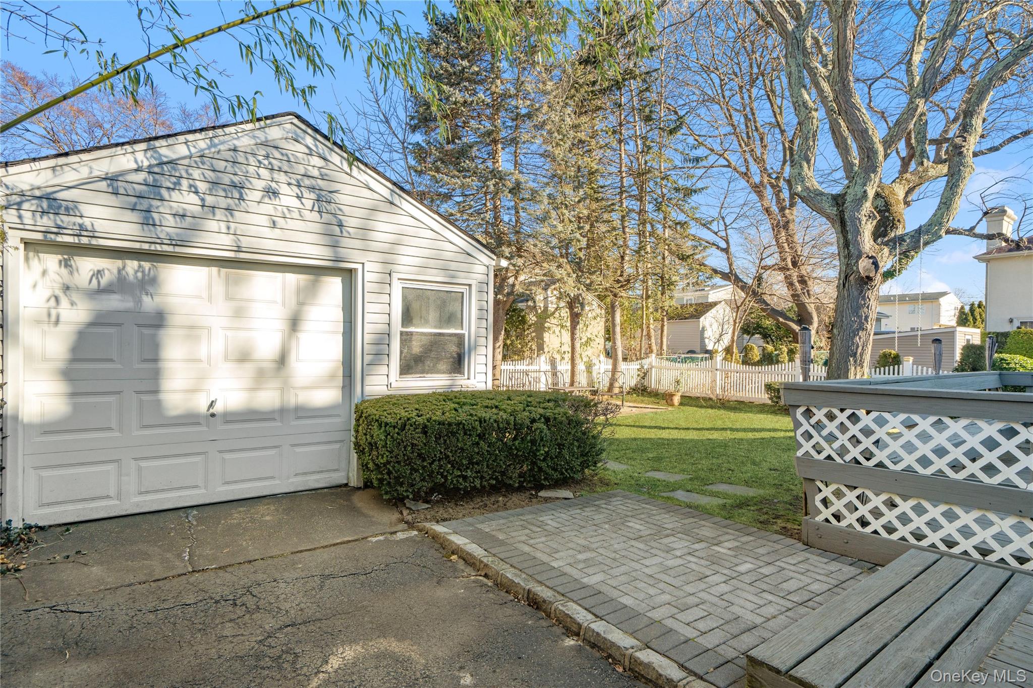 23 Harvard Street, Roslyn Heights, NY 11577