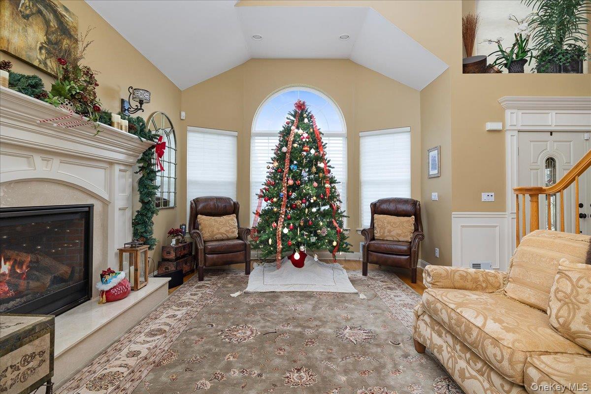 2 Pondside Court, Mount Sinai, NY 11766