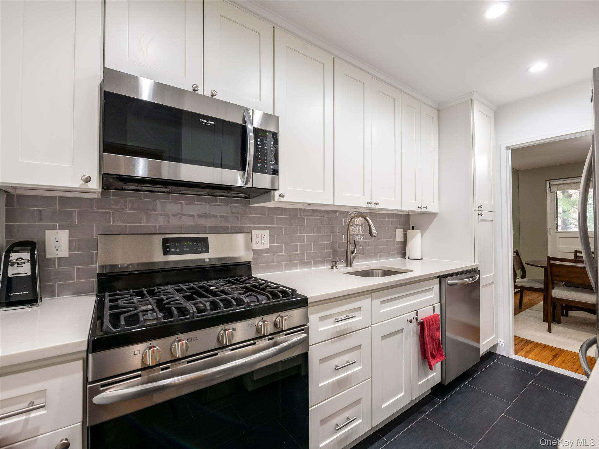 25 Park Place # 2C, Great Neck, NY 11021