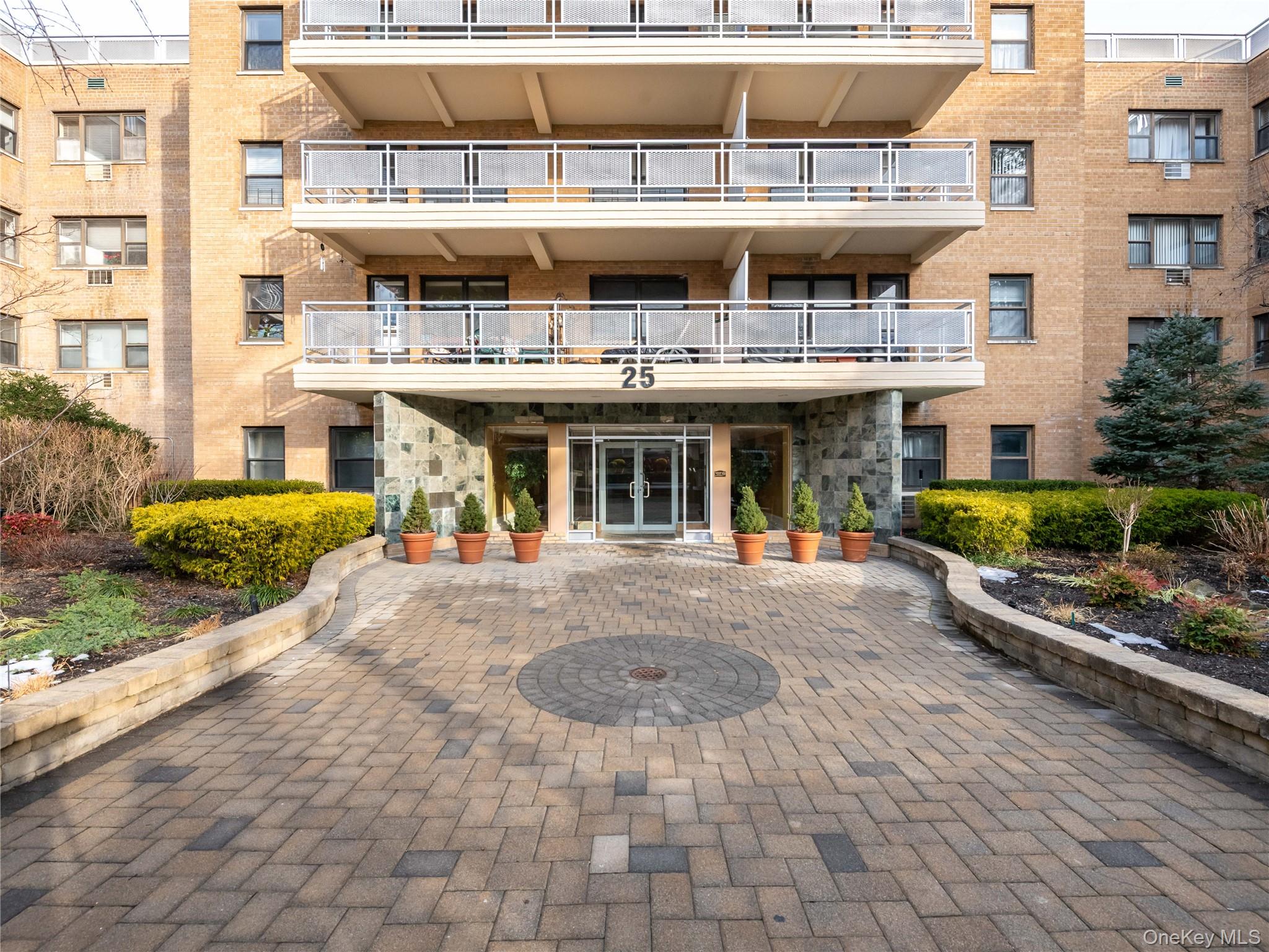 25 Park Place # 2C, Great Neck, NY 11021