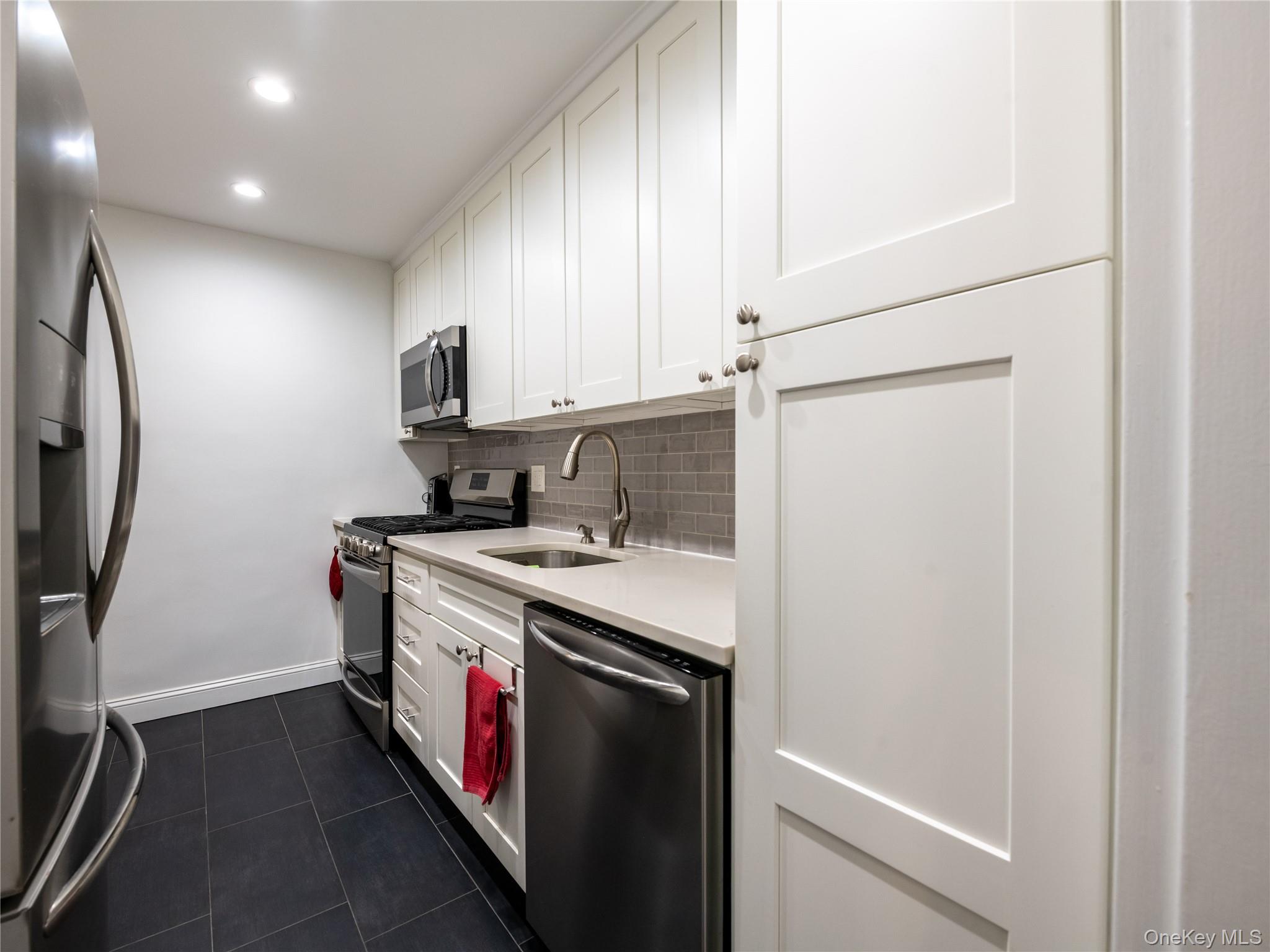 25 Park Place # 2C, Great Neck, NY 11021