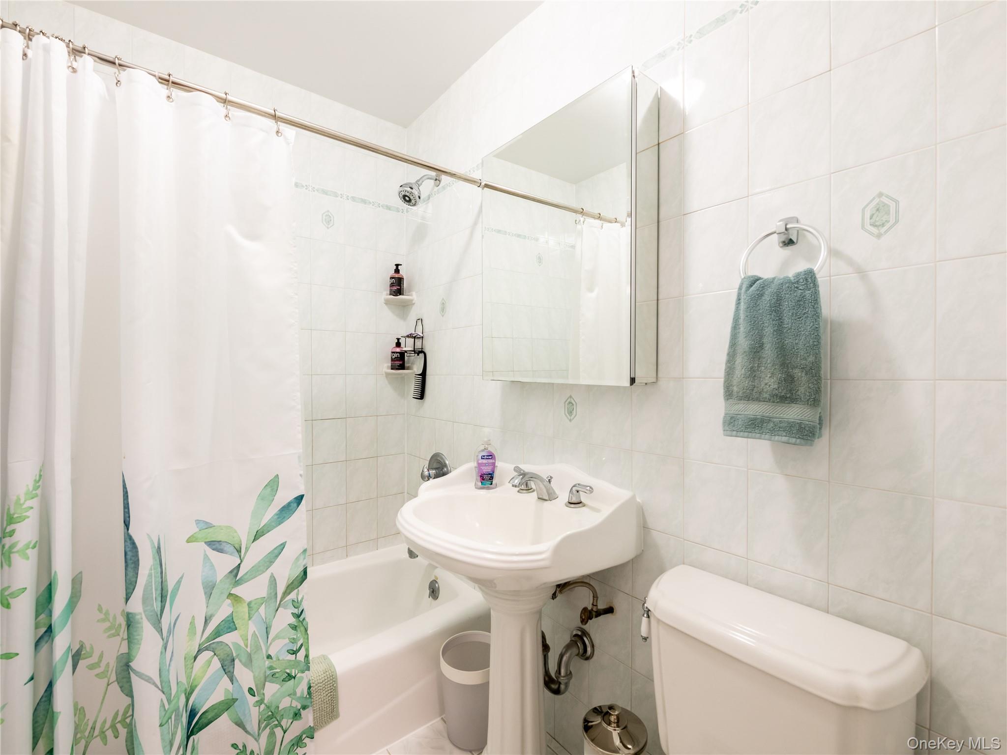 25 Park Place # 2C, Great Neck, NY 11021