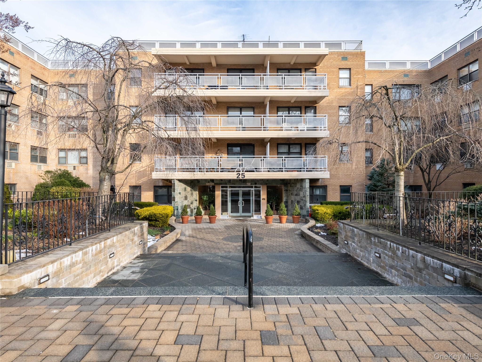 25 Park Place # 2C, Great Neck, NY 11021