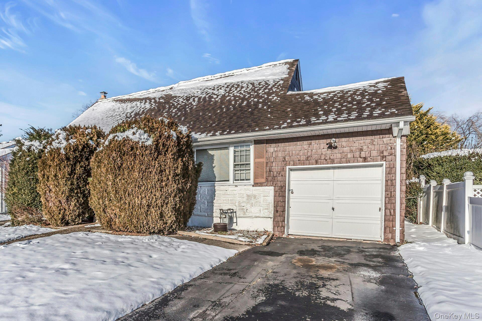 5 Preston Lane, Hicksville, NY 11801