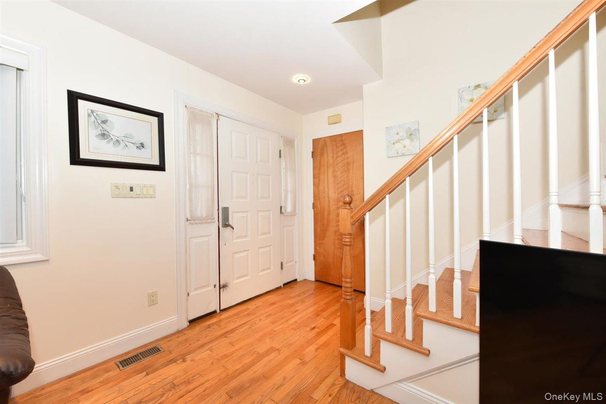 300 Pennsylvania Avenue, Mineola, NY 11501