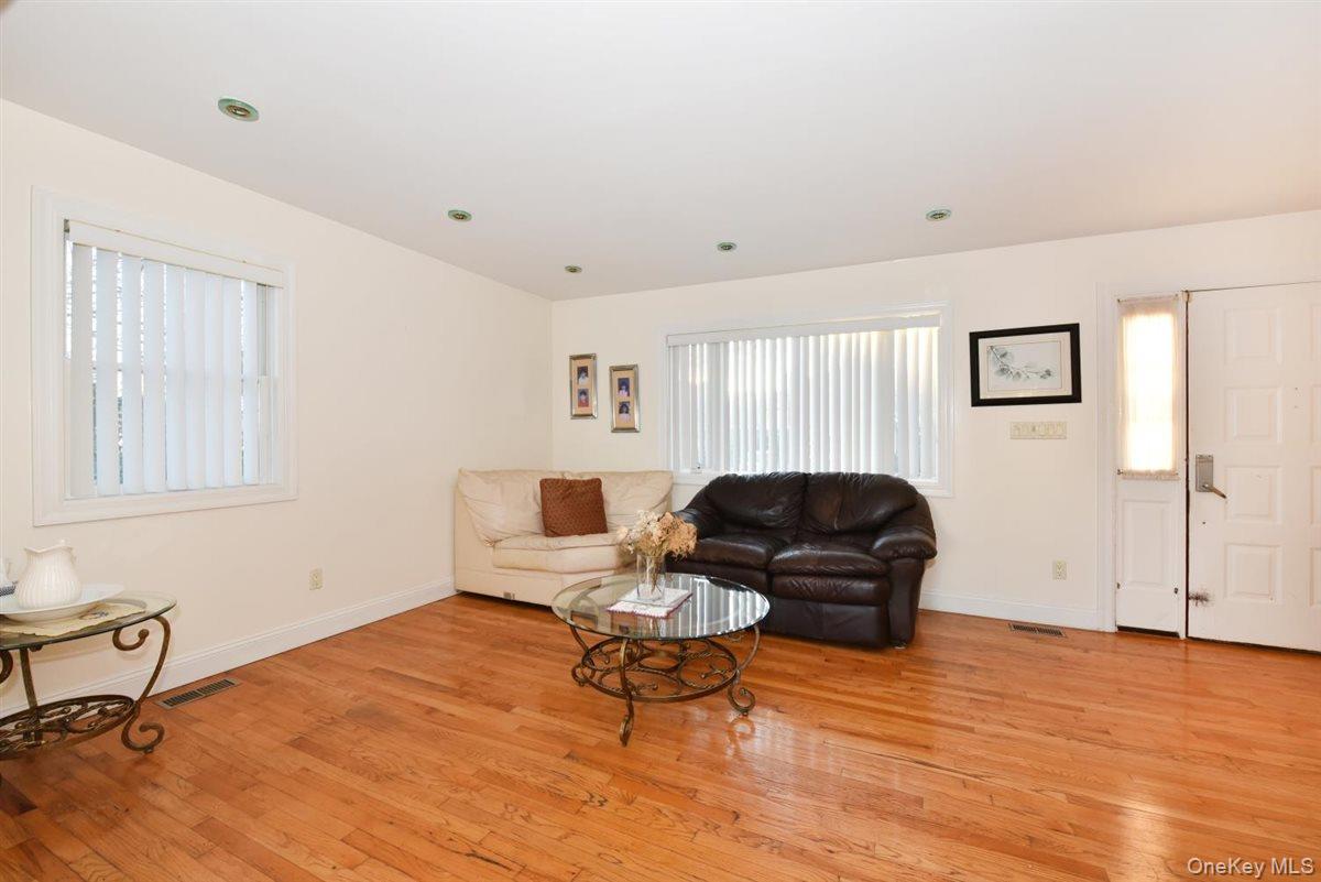 300 Pennsylvania Avenue, Mineola, NY 11501