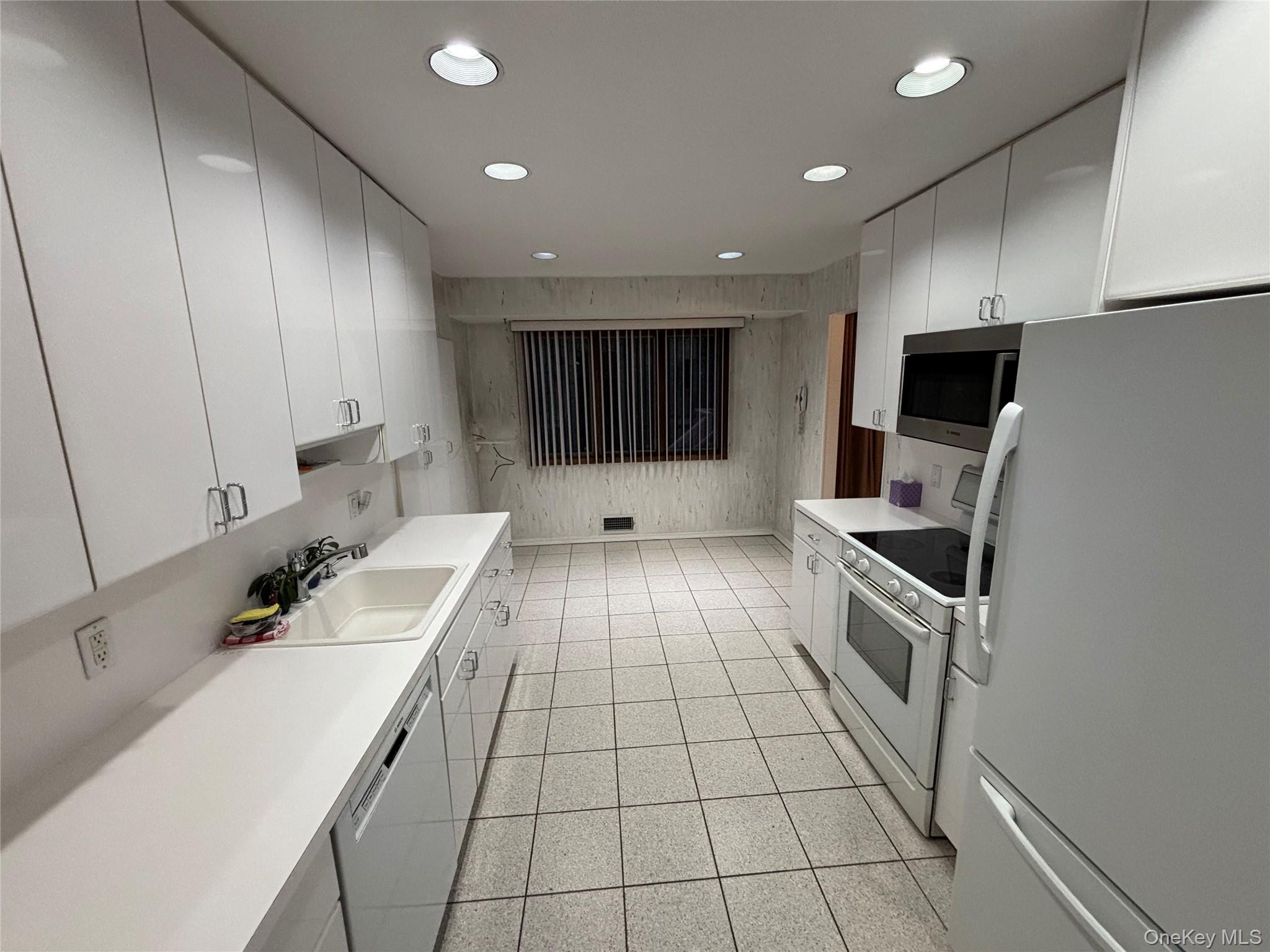 348 Links Drive E, Oceanside, NY 11572