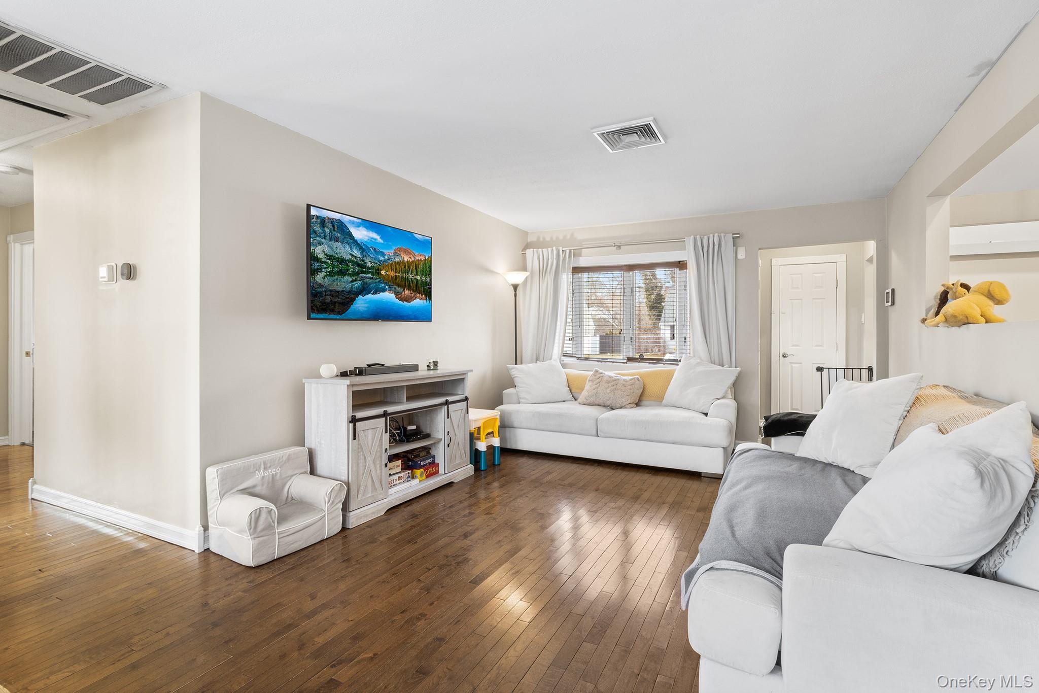 40 Frankie Lane, North Babylon, NY 11703