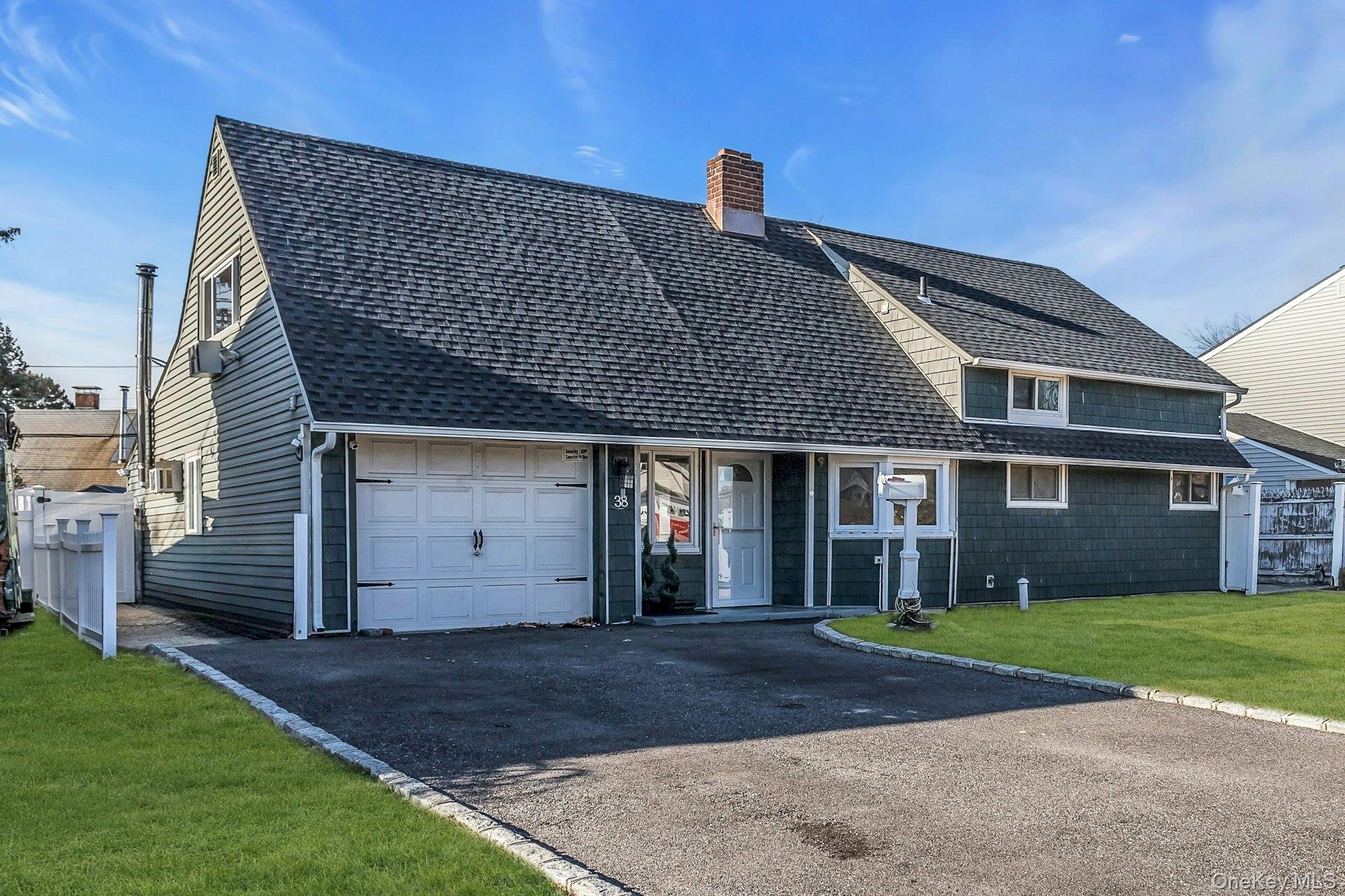 38 Fireplace Lane, Hicksville, NY 11801
