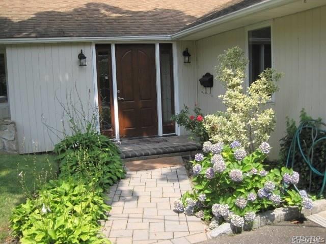 26 Ridge Drive E, Roslyn, NY 11576