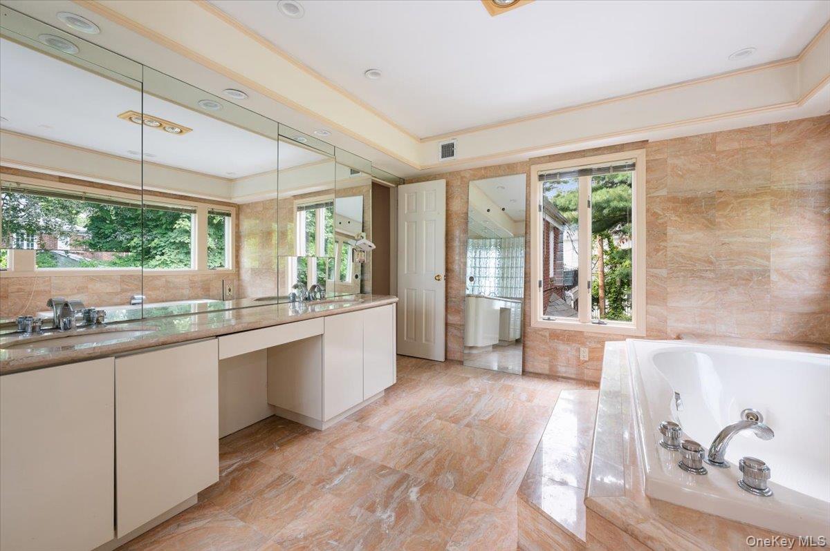 1 Parkside Drive, Great Neck, NY 11021