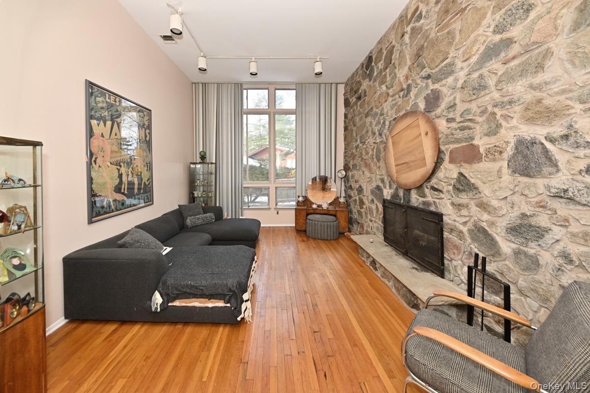 11 Lomond Avenue, Chestnut Ridge, NY 10977