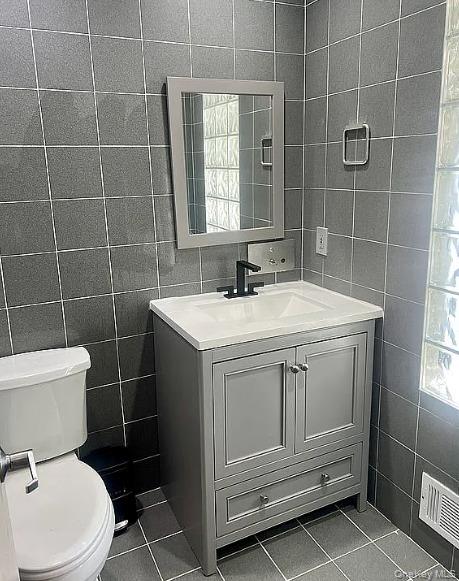 11 Lomond Avenue, Chestnut Ridge, NY 10977