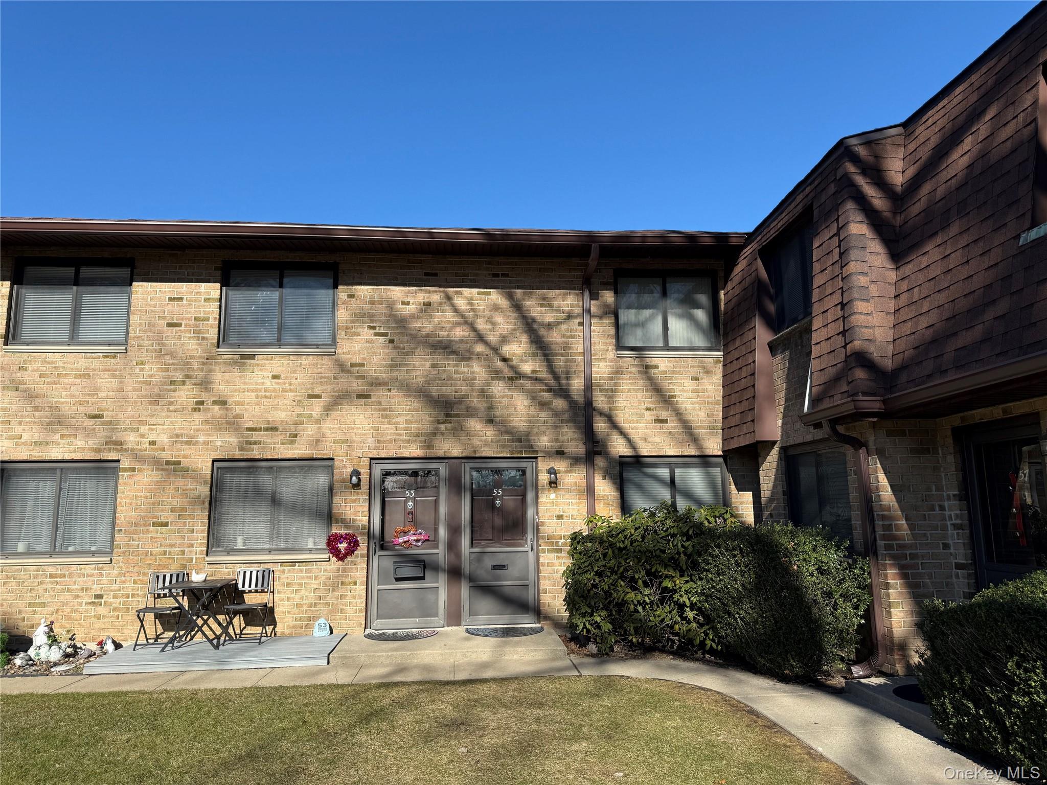 55 Pinebrook Place, Bay Shore, NY 11706