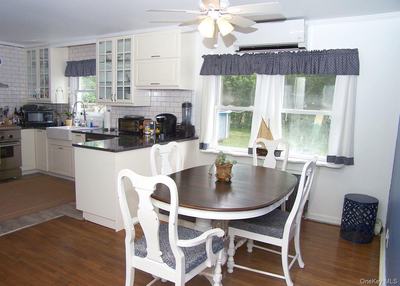 10 Clarence Street, Copiague, NY 11726