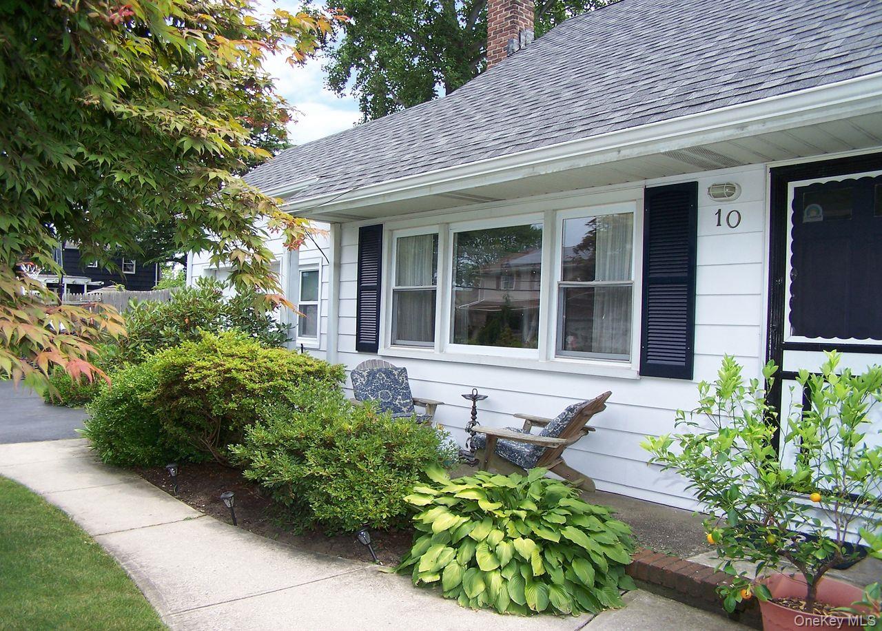 10 Clarence Street, Copiague, NY 11726