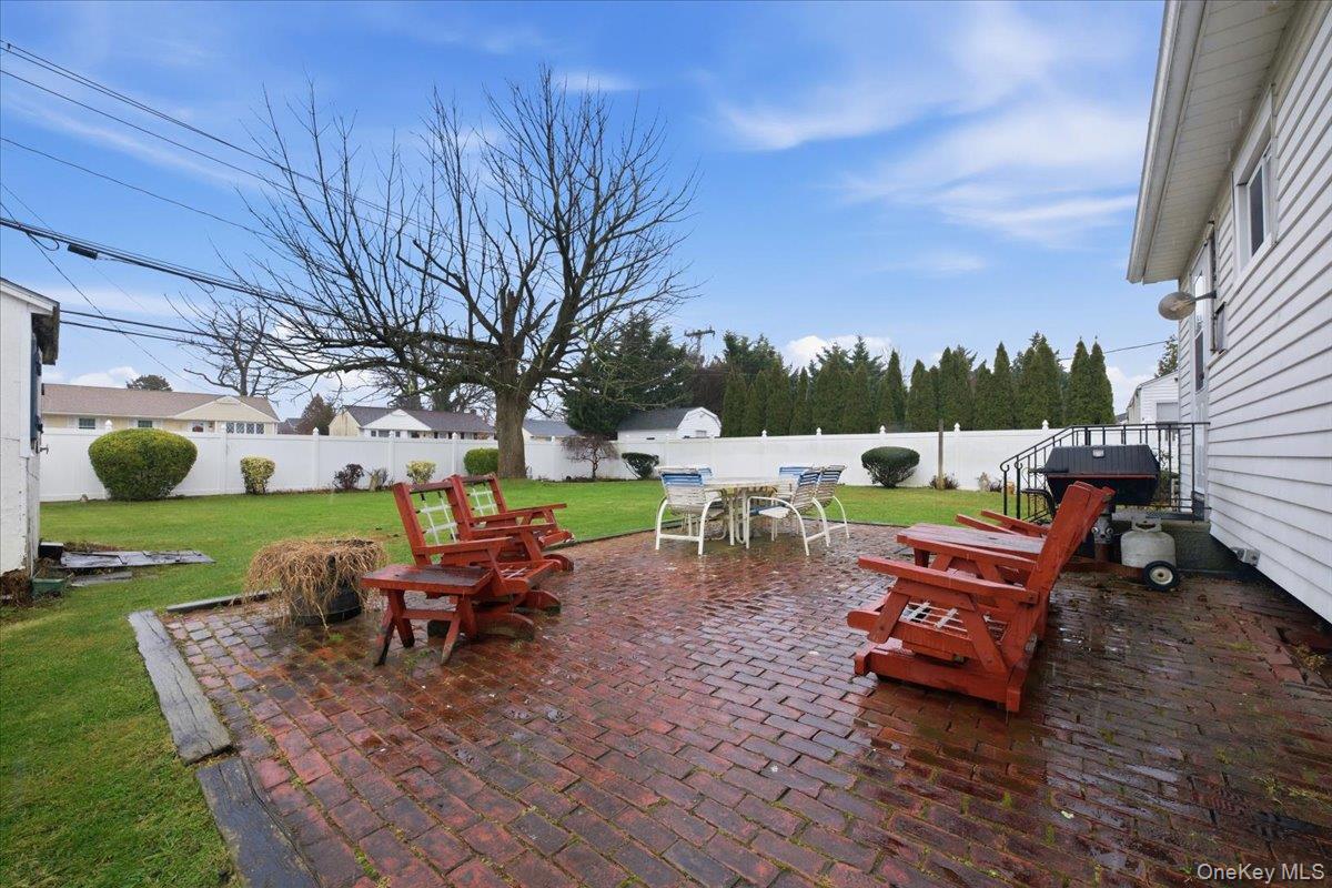 25 Lois Lane, Farmingdale, NY 11735