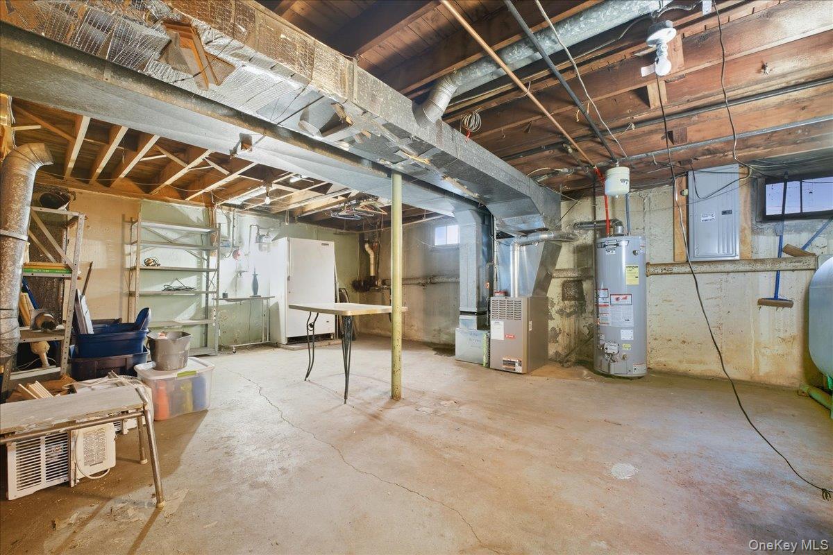 25 Lois Lane, Farmingdale, NY 11735