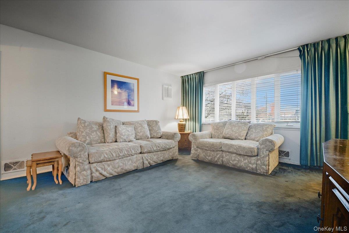 25 Lois Lane, Farmingdale, NY 11735