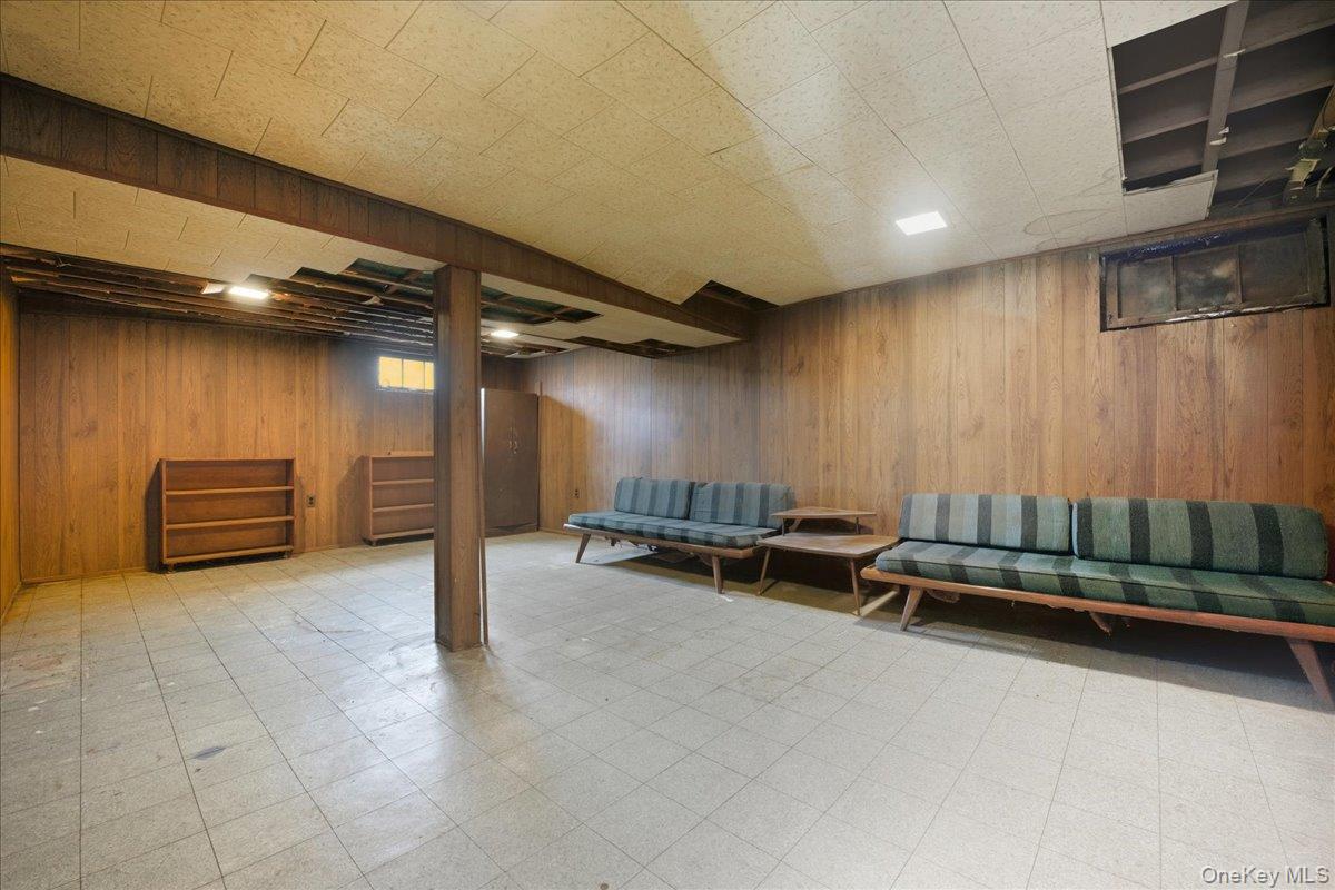 25 Lois Lane, Farmingdale, NY 11735