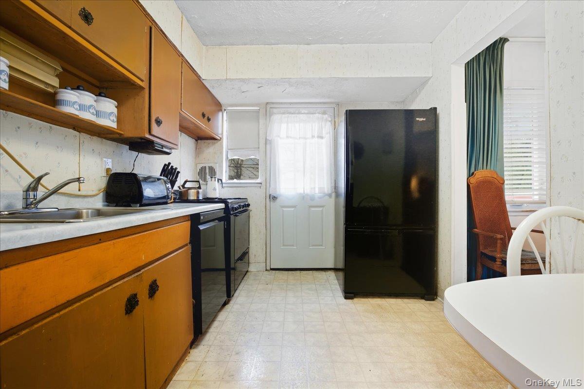 25 Lois Lane, Farmingdale, NY 11735