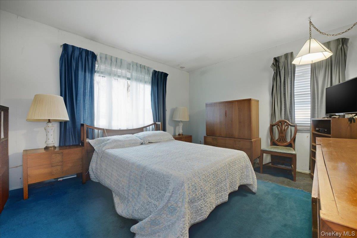 25 Lois Lane, Farmingdale, NY 11735