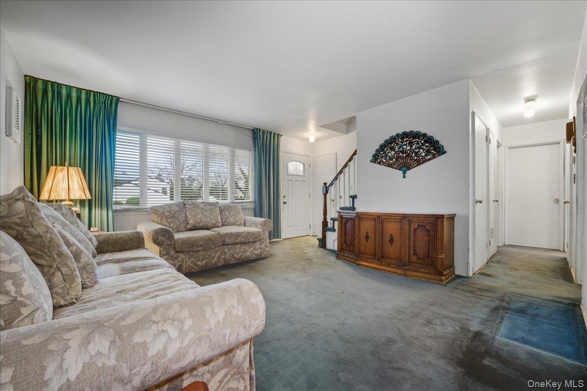 25 Lois Lane, Farmingdale, NY 11735