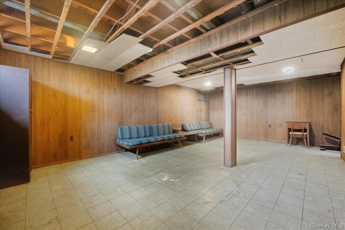 25 Lois Lane, Farmingdale, NY 11735