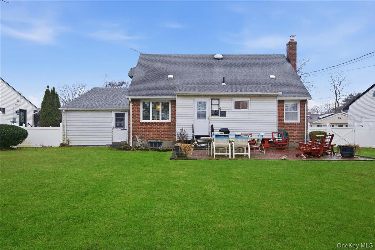 25 Lois Lane, Farmingdale, NY 11735