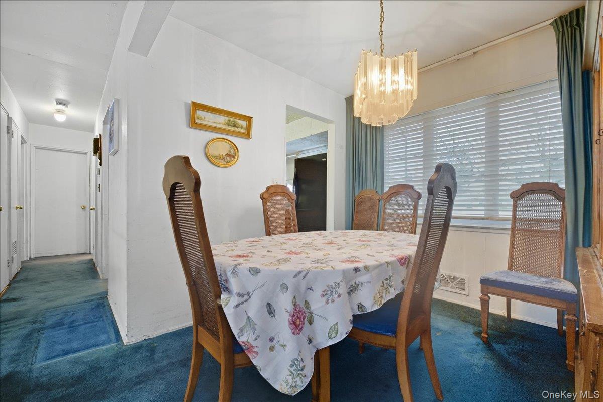 25 Lois Lane, Farmingdale, NY 11735