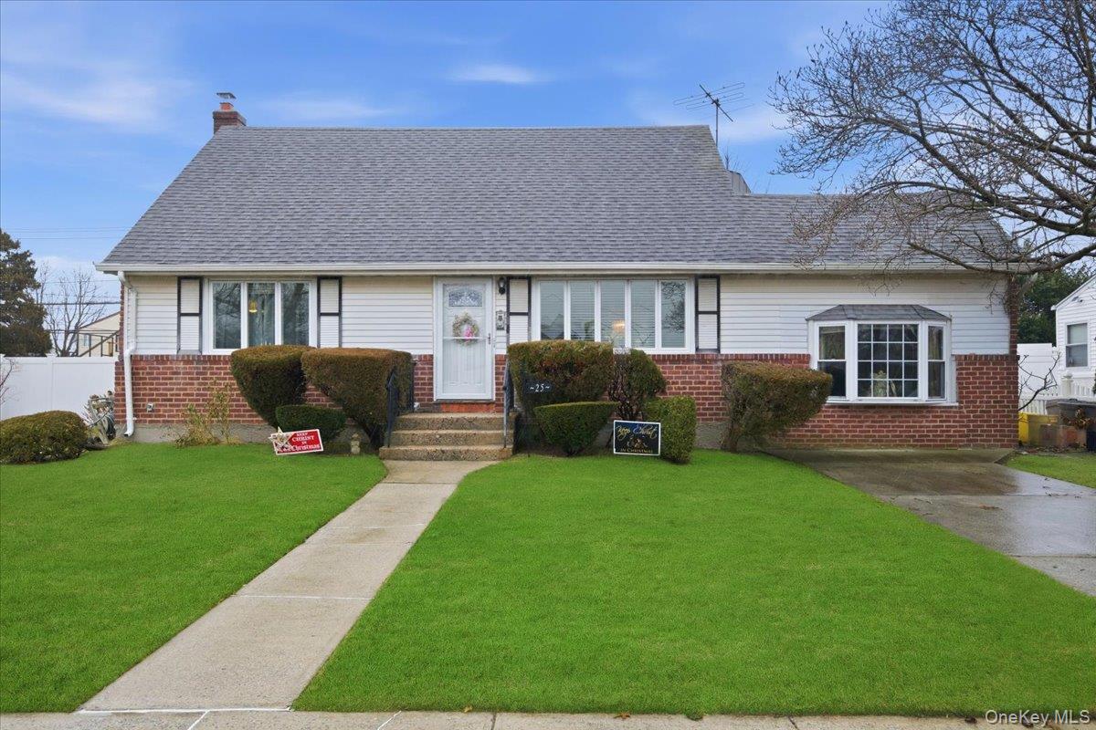25 Lois Lane, Farmingdale, NY 11735