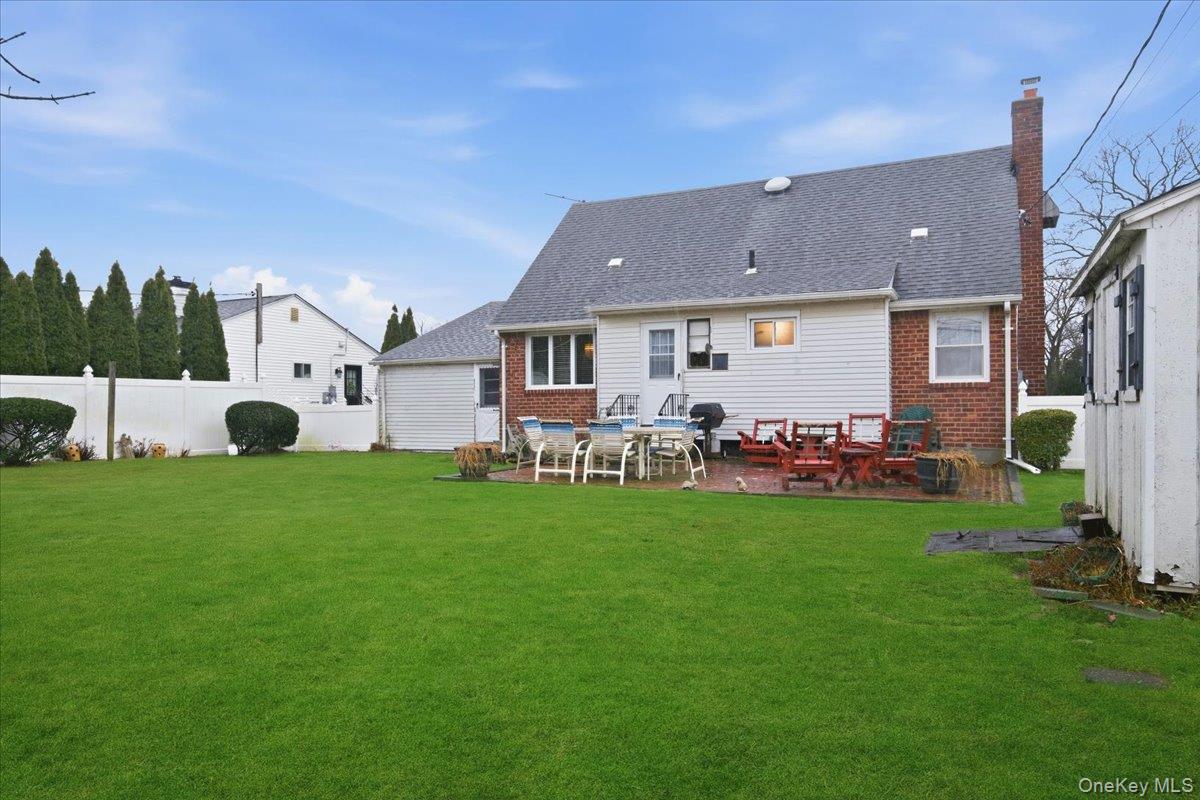 25 Lois Lane, Farmingdale, NY 11735