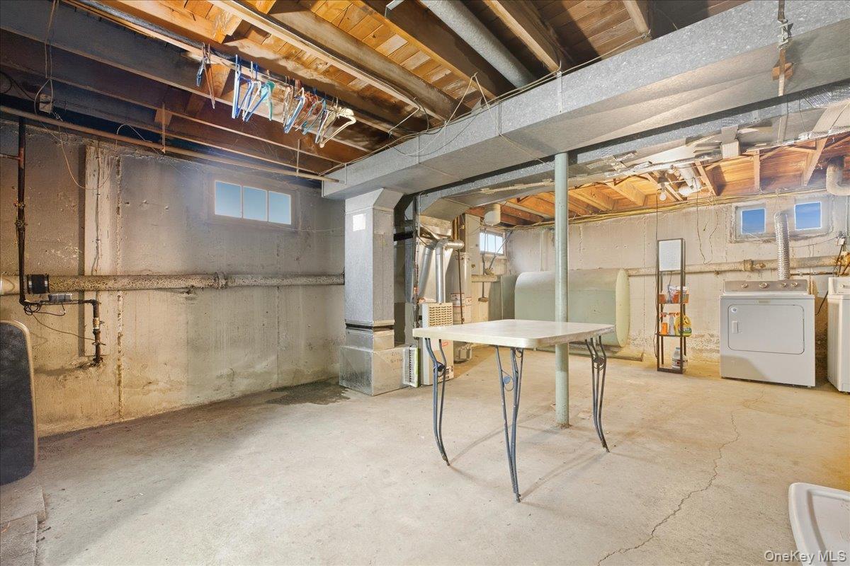 25 Lois Lane, Farmingdale, NY 11735