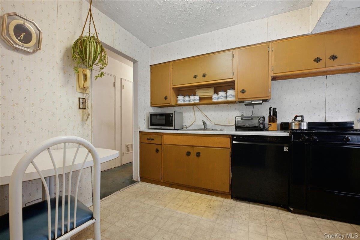 25 Lois Lane, Farmingdale, NY 11735