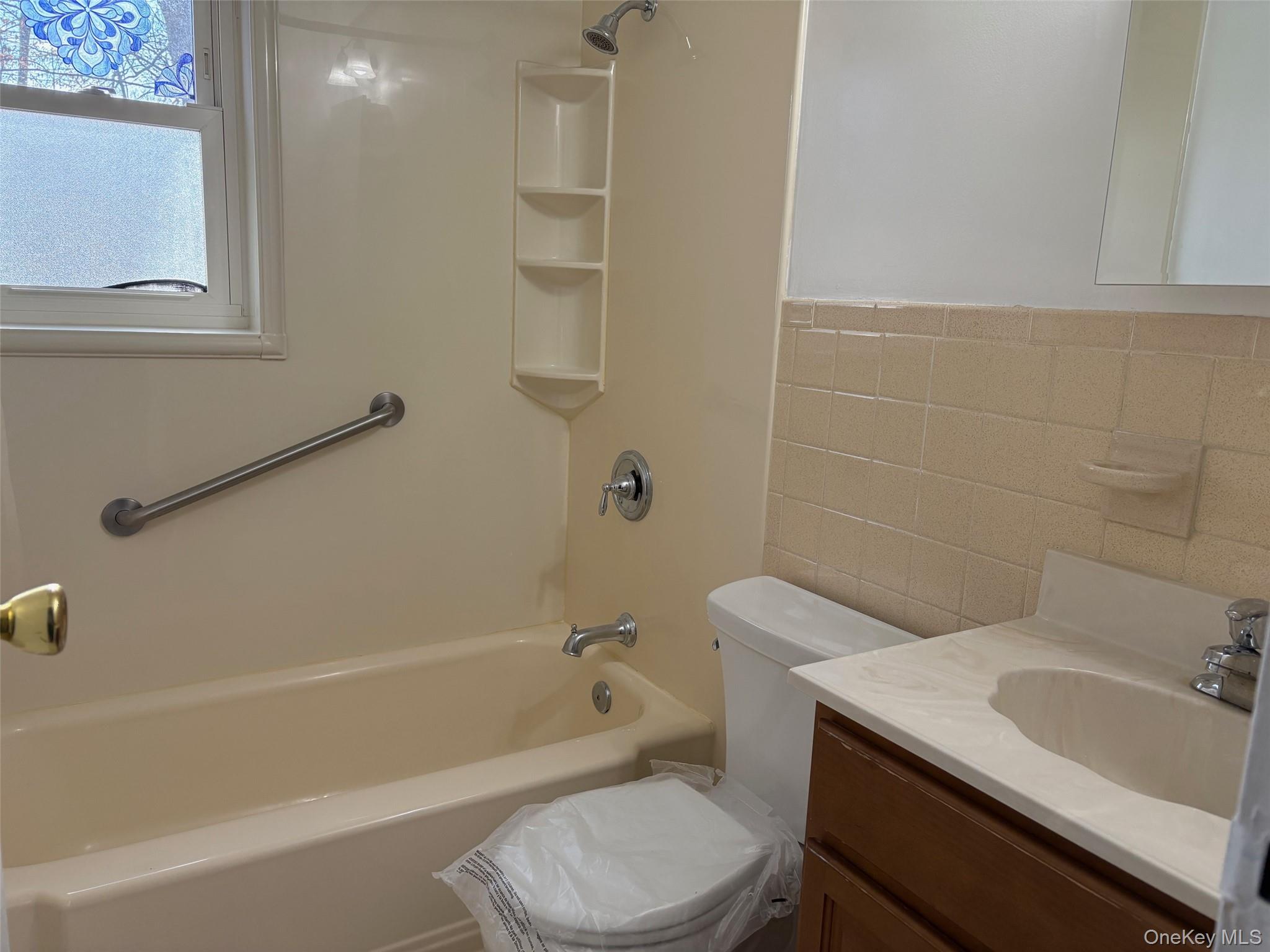 3592 Park Avenue # 2B, Wantagh, NY 11793